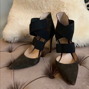🖤 VINCE CAMUTO OLIVE SUEDE PUMPS 🖤